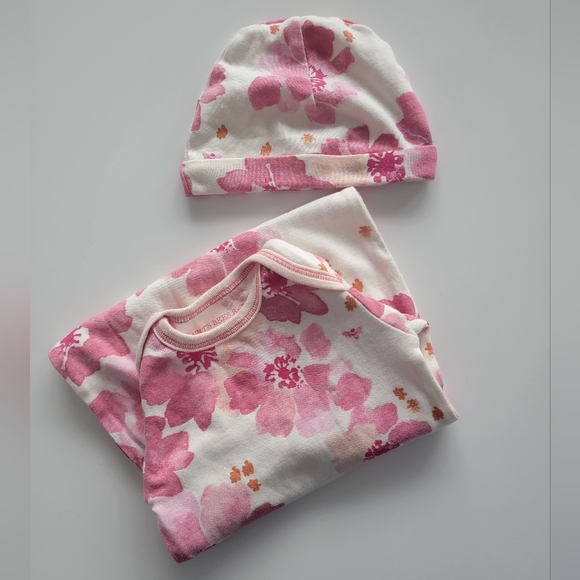 Burt's Bees Baby® Size 0-6M 2-Piece English Rose Organic Cotton Gown and Cap Set - Picture 5 of 6